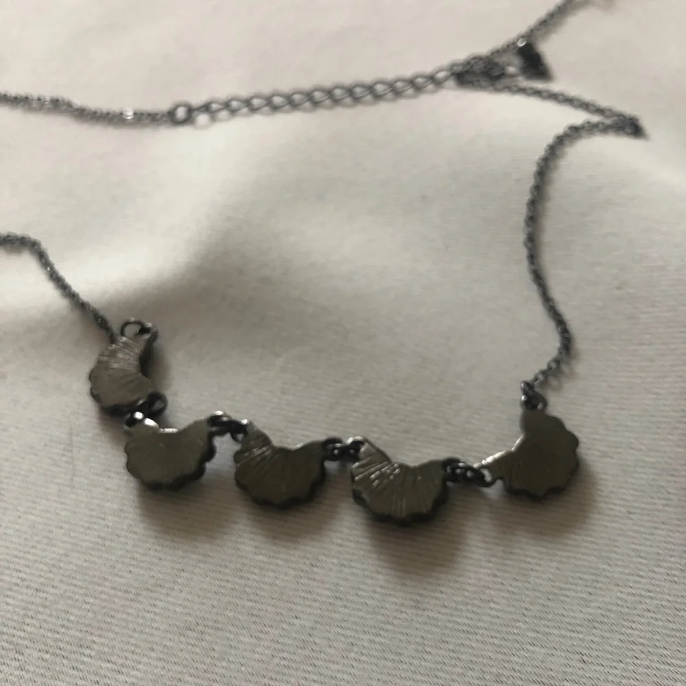 Mini Flower Chain Necklace - Picture 3 of 3